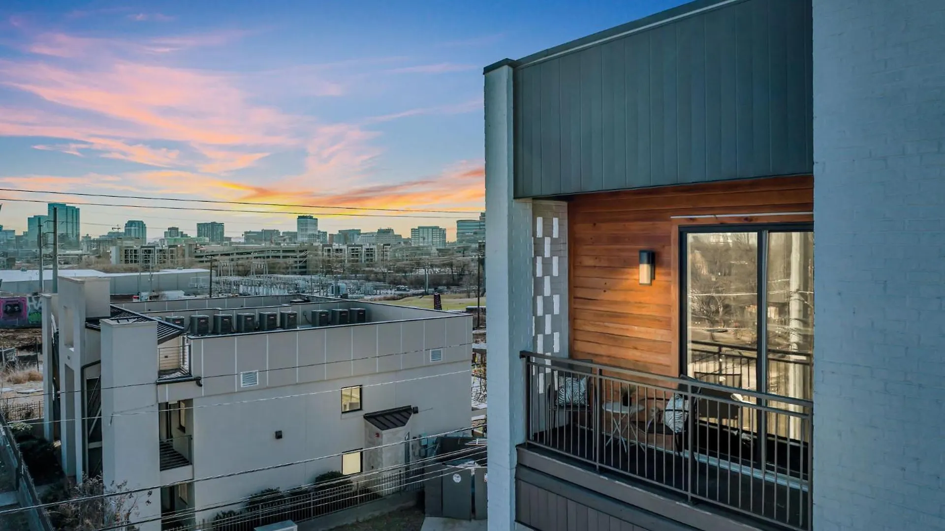 The Outlaw In Downtown Nashville By Nautical Properties