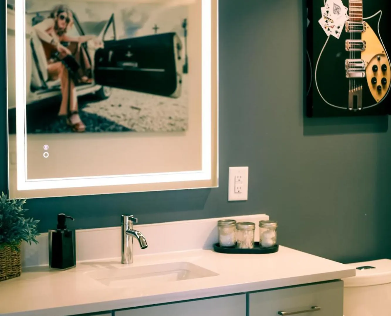 The Outlaw In Downtown Nashville By Nautical Properties